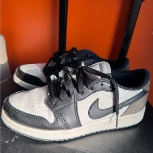 Nike Air Jordan 1 Retro Low OG "Mocha" in size 5.5Y